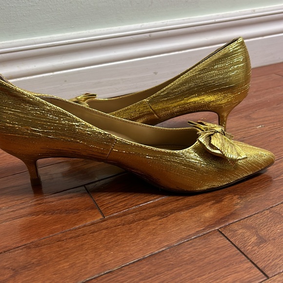 Talbots Gold Pumps with Kitten Heel and Bows - Picture 7 of 12